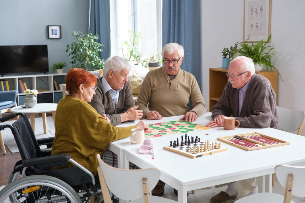 señores con juegos de mesa